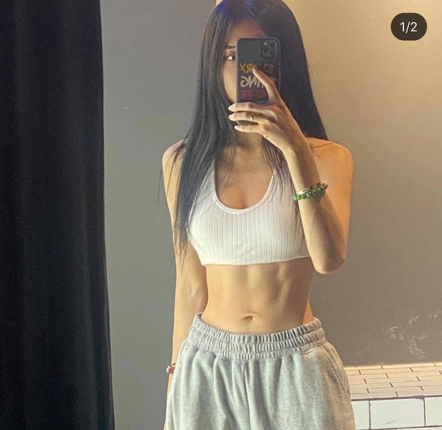 Mai Phương Ngân với nickname Sme Mai là hot girl Sài Gòn thu hút lượng người theo dõi lớn trên các trang mạng xã hội nhờ vóc dáng "chuẩn không cần chỉnh".