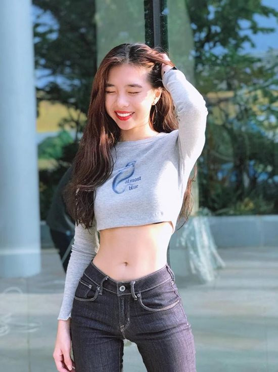 Chia sẻ rõ hơn về bí quyết có vòng eo siêu nhỏ, Sme Mai chỉ ra 2 yếu tố quan trọng chính là thói quen ăn uống và thói quen di chuyển.