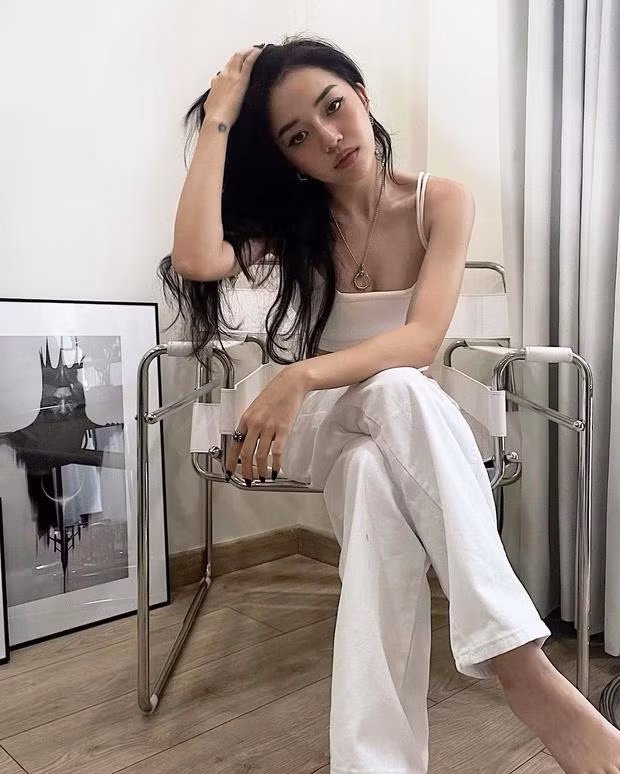 Nhắc đến Linh Ngọc Đàm, người ta sẽ nghĩ ngay đến một nữ streamer nổi tiếng nhất nhì Việt Nam khi cô sở hữu hơn 4,2 triệu lượt follow trên Instagram. Cô nổi tiếng nhờ tính cách thẳng thắn, ngoại hình nóng bỏng.