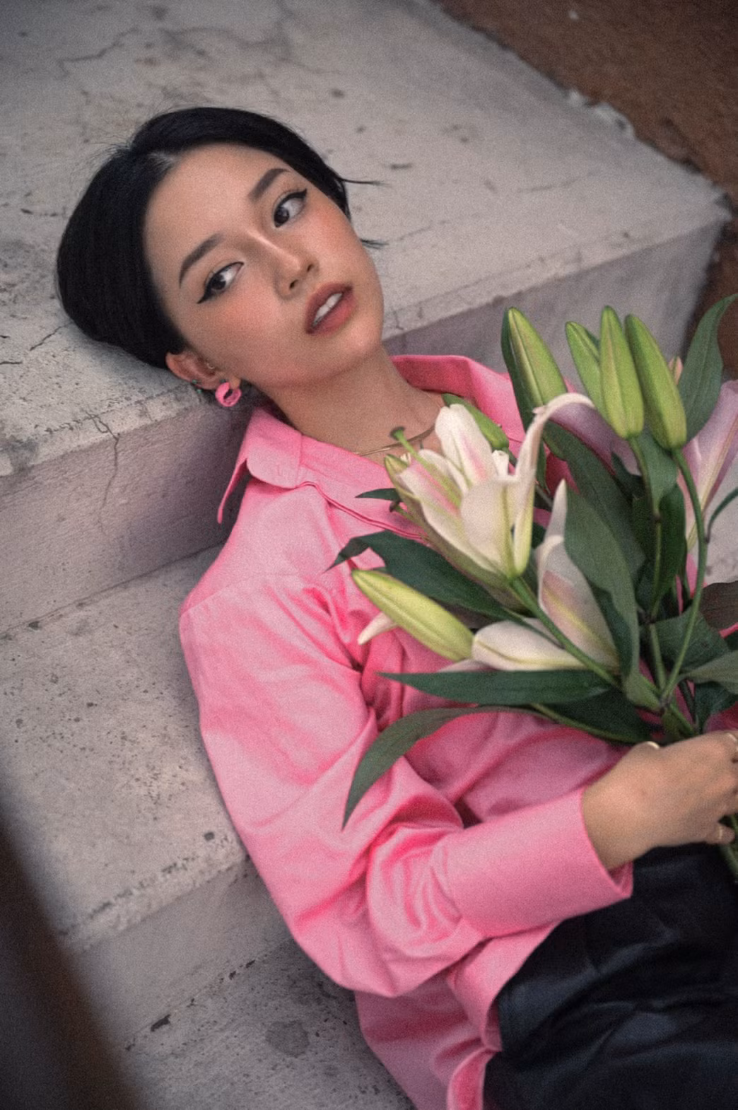 Theo ý kiến của nhiều netizen, cách giải quyết nói thẳng với người thân, không giải quyết 1 mình của Linh Ngọc Đàm được cho là hợp tình hợp lí.