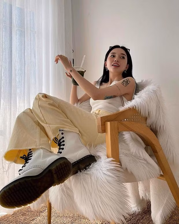 Cụ thể, trong phút cao hứng mở phần Q&amp;A, nữ streamer Linh Ngọc Đàm đã nhận được lời tâm sự hoang mang của 1 người hâm mộ rằng: "Em bị doạ đăng ảnh nóng lên mạng, em hoang mang lắm chị ơi".