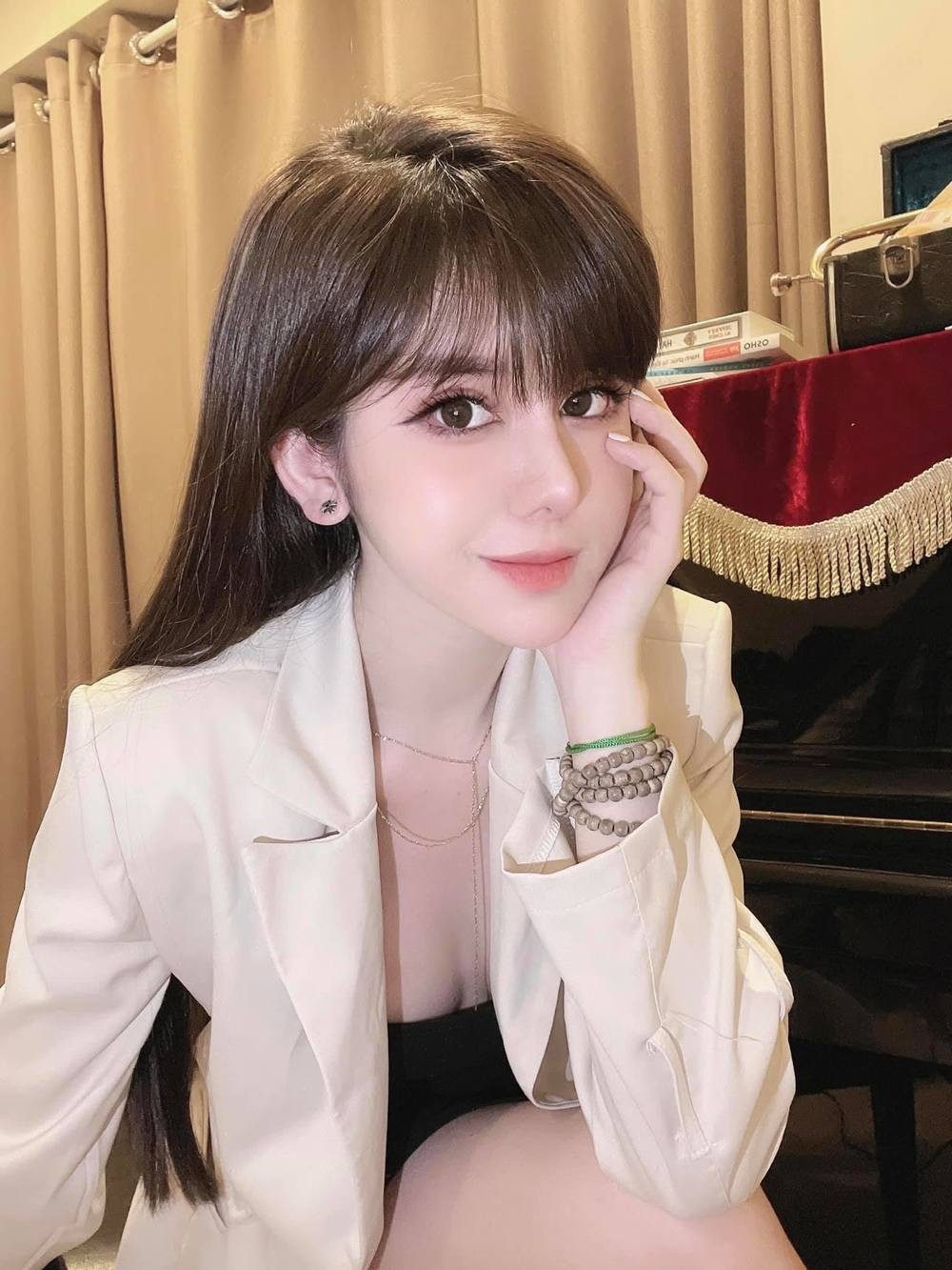 Sau hạnh phúc tan vỡ, Linh My thích nghi khá nhanh với cuộc sống độc thân, tập trung cao độ vào công việc và phát triển sự nghiệp. Đáng chú ý, dạo một vòng trang cá nhân mới thấy rõ rằng, gái xinh này dường như đã thay đổi rất nhiều, xinh đẹp và ngày càng khoe dáng táo bạo hơn.