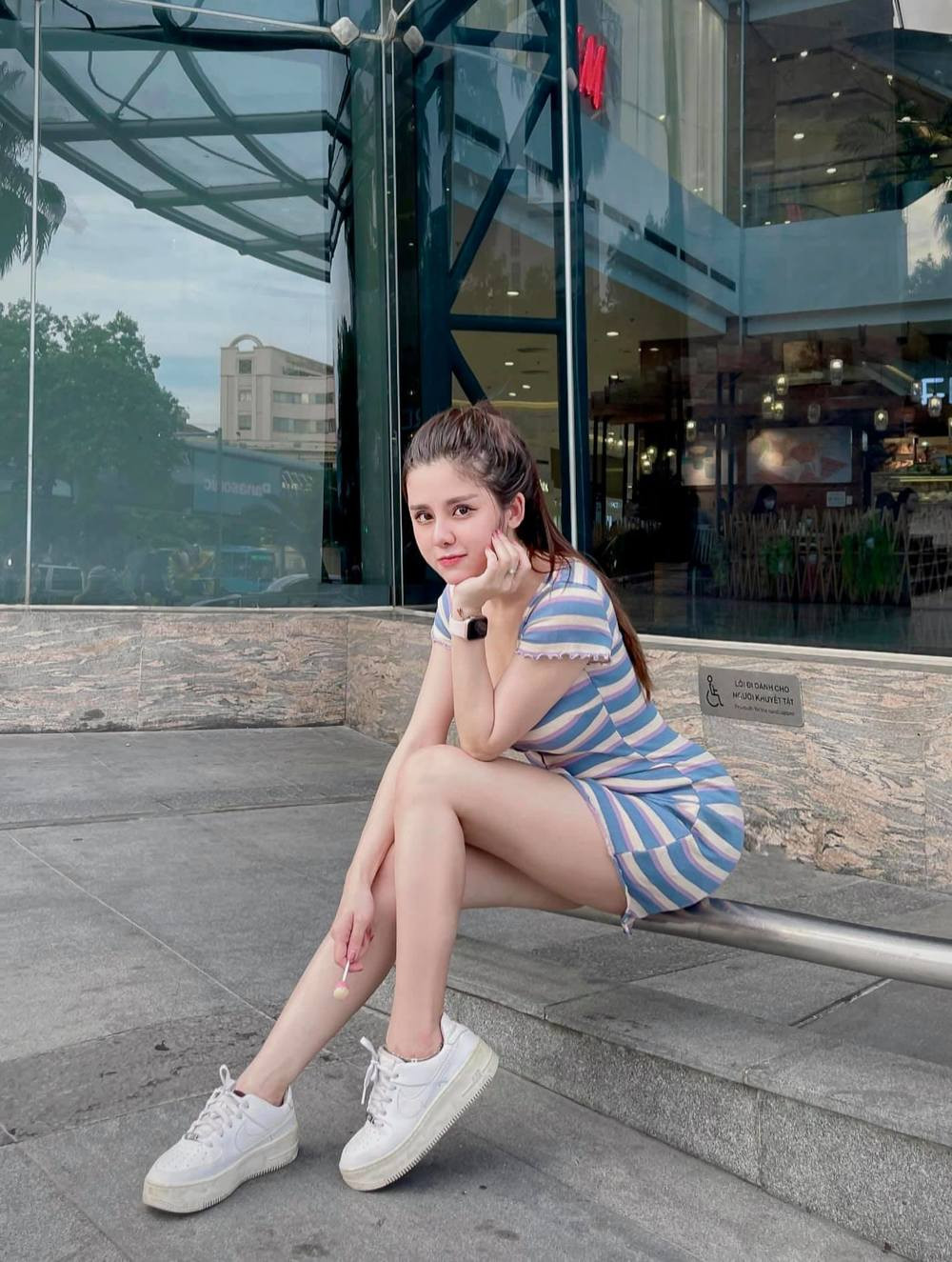 Từ những bộ trang phục cắt xẻ đến áo tắm, thậm chí là trang phục đời thường cũng giúp Linh My khoe dáng triệt để. Người đẹp cũng không ngừng "thả thính" bằng các dòng trạng thái thú vị, khiến cho không ít người yêu thích.