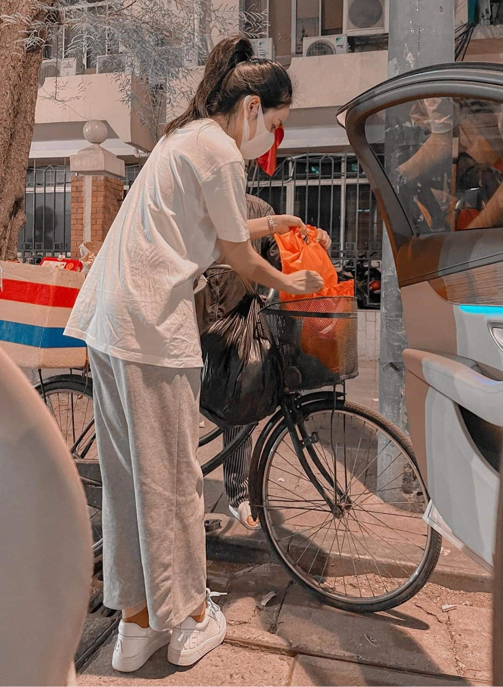 Không chỉ khoe công việc hay dáng vóc, Linh My cũng thường cho con trai lên sóng mạng xã hội. Trong ngày lễ Giáng sinh, vợ cũ Huy Cung tâm sự: "Năm nay dịch, baby của mẹ không được đi chơi noel nên ở nhà bóc thật nhiều quà nhé! Yêu cục kim cương của mẹ".