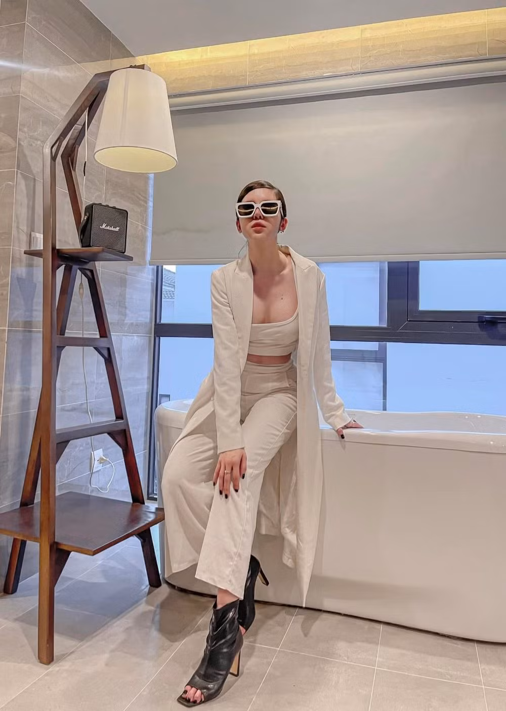 Cuộc sống của Linh My lúc nào cũng gắn liền với công việc, tiệc tùng, bạn bè và cả con trai. Thông qua những tấm hình được cô đăng tải trên mạng xã hội, có thể thấy rằng cuộc sống độc thân của Mỹ Linh khá vui vẻ, độc lập và mạnh mẽ.