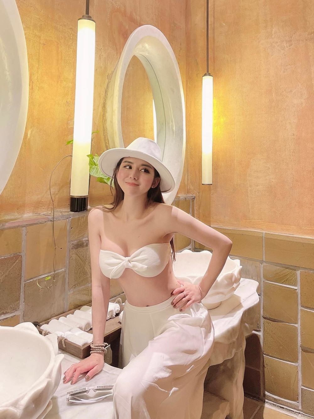 Ngoài chia sẻ về những chuyến du lịch sang chảnh cùng bạn bè, Linh My cũng thường xuyên đăng tải hình ảnh làm việc. Được biết, hiện tại cô đang làm chủ của chuỗi tiệm chăm sóc sắc đẹp tại Hà Nội, được khá nhiều chị em tin tưởng.