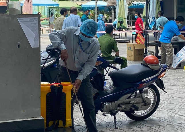 TP HCM phong toa, khoanh vung khu dan cu lien quan chum lay nhiem COVID-19-Hinh-4