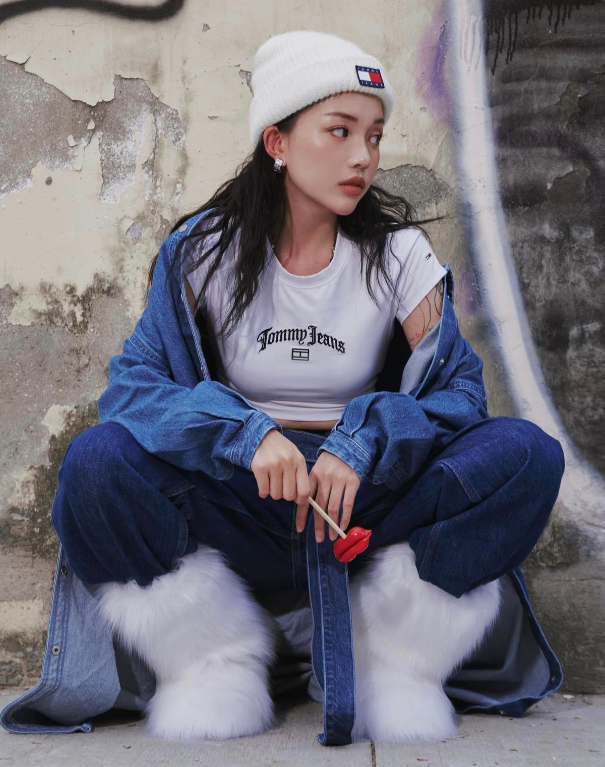 Tâm sự trên sóng, Linh Ngọc Đàm nhớ lại chuyện cũ: "Mình từng là một cô gái không bao giờ đòi hỏi bất cứ một thứ gì trong tình yêu không phải là mình không muốn mà là vì bạn đối tác của mình lúc bấy giờ chưa ổn định kinh tế. Mình là người đi làm sớm nên có kinh tế...