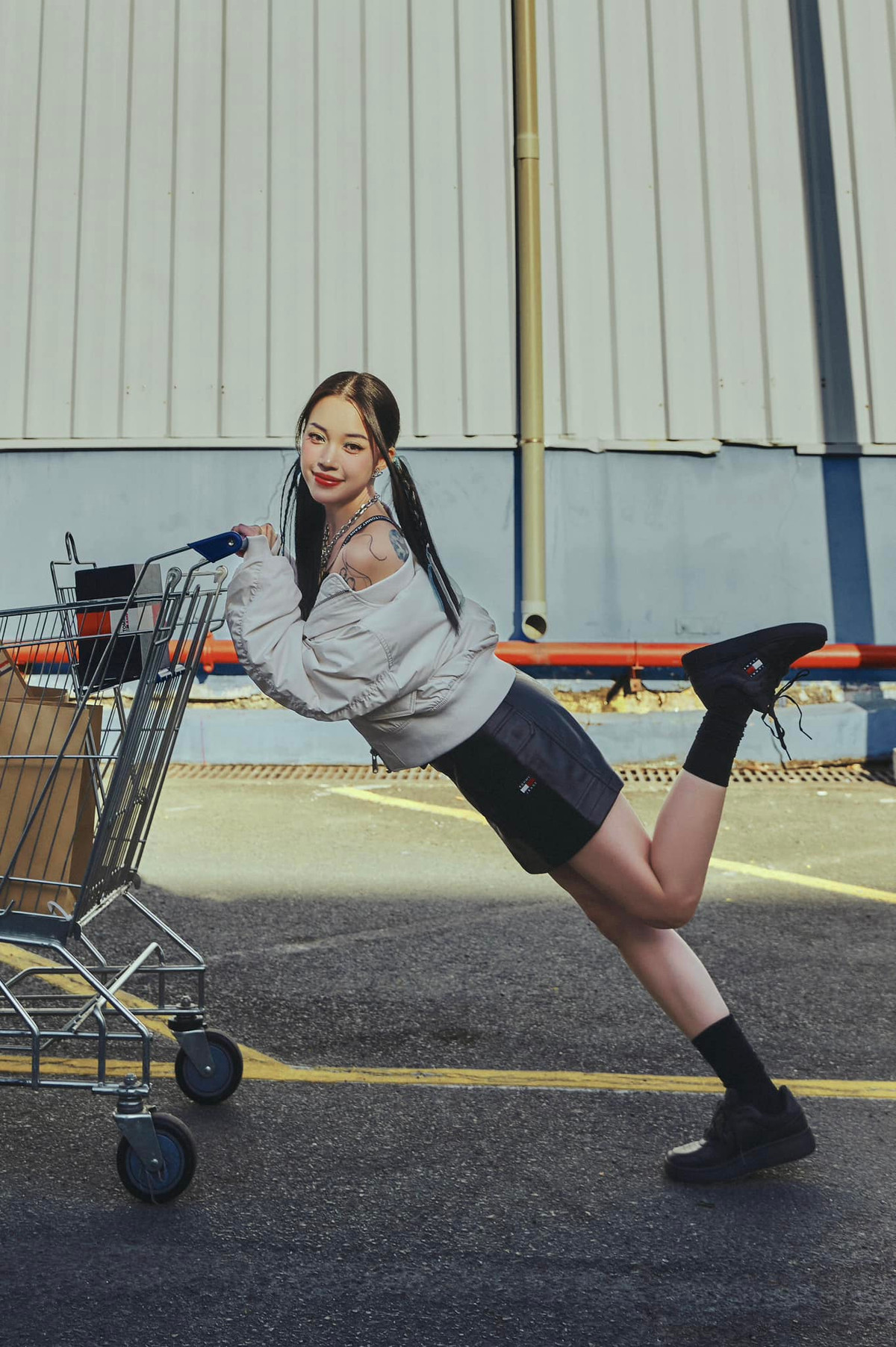 Giờ đây, khi đã ở "cương vị" khác, hoàn cảnh khác, điều kiện đủ đầy hơn xưa nhưng Linh không thể quên được chuyện tình yêu khi còn khốn khó.