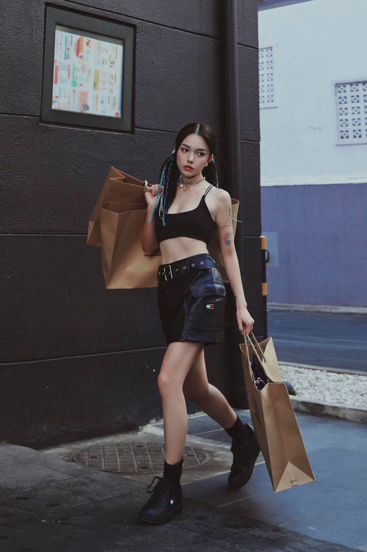 Khoản thu mà Linh Ngọc Đàm tích lũy được trong một năm chắc chắn là không nhỏ. Đây cũng là một trong những thế mạnh khiến cô nàng chưa bao giờ tự ti khi hẹn hò với những bạn trai có gia thế.