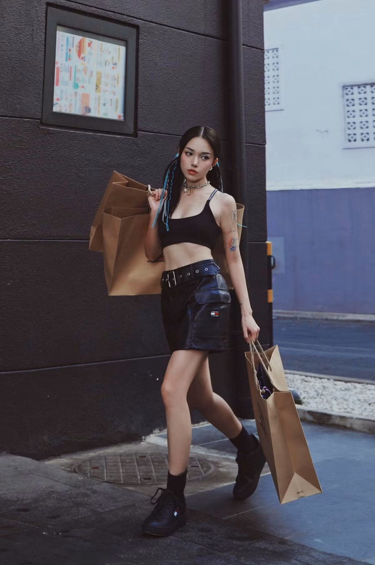 Khoản thu mà Linh Ngọc Đàm tích lũy được trong một năm chắc chắn là không nhỏ. Đây cũng là một trong những thế mạnh khiến cô nàng chưa bao giờ tự ti khi hẹn hò với những bạn trai có gia thế.