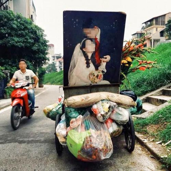 Sau thời gian sử dụng, dù không hỏng nhưng nhiều tấm ảnh cưới cũng bị đem ra bãi rác.