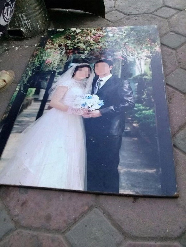 Cụ thể nickname M.T bình luận: "Theo mình nghĩ cả đời có 1 lần thì tội gì không chụp ảnh cho tử tế, tiết kiệm làm gì. Chụp cho đẹp rồi về sau vứt đi cũng chẳng sao".