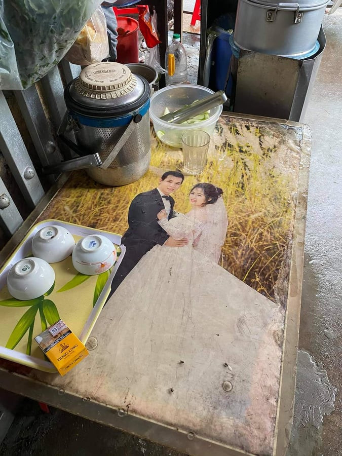 Những tấm ảnh cưới phóng to thường được các cặp đôi trưng bày trong tiệc cưới cũng như để treo lên tường phòng ngủ là tấm ảnh đẹp nhất, ưng ý nhất. Tuy nhiên, sau thời gian sử dụng chúng gặp phải không ít chuyện bi đát, "dở khóc, dở cười".