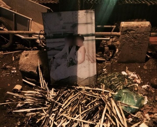 Tấm ảnh cưới này nằm lăn lóc ngoài đường hẳn là sắp được "vinh hạnh" đem đi lót bếp nấu phở hay hủ tíu gì rồi. .