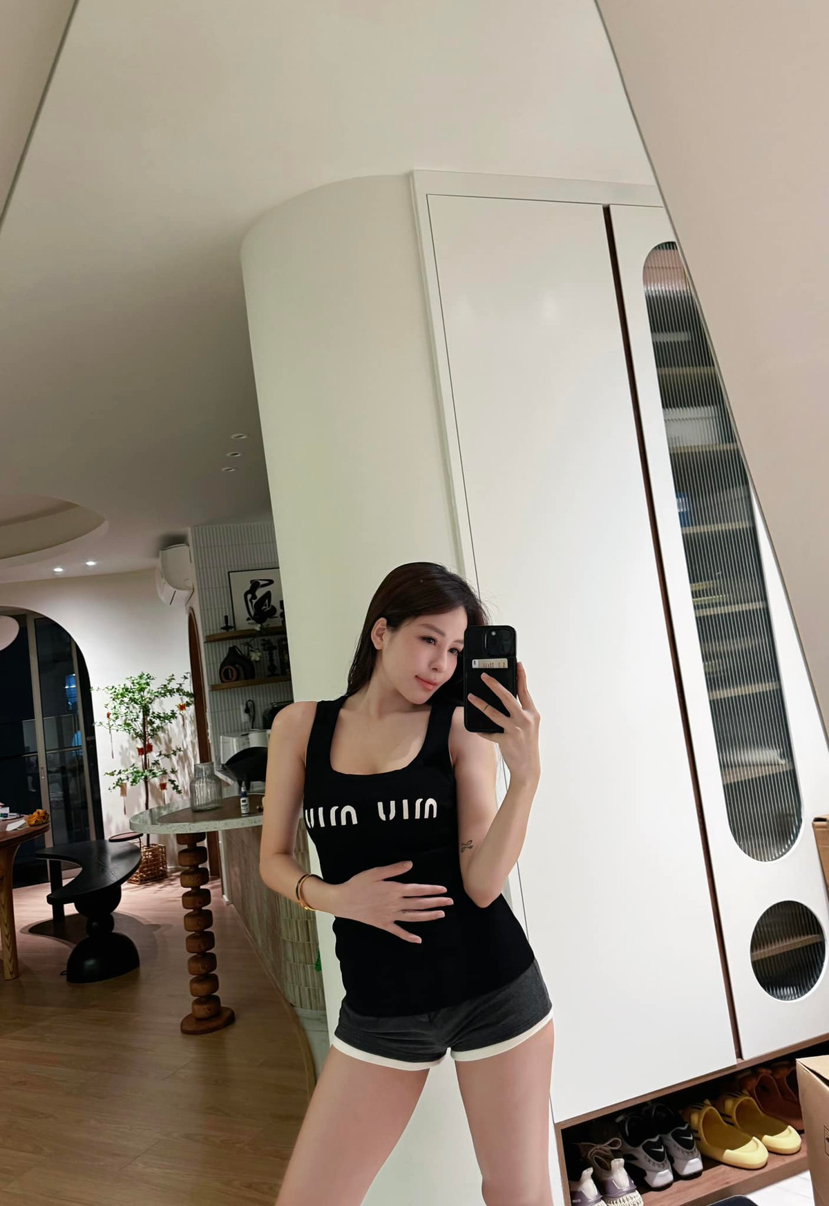 So với các mẫu đầm cắt xẻ hay bó sát như trước đây, Trâm Anh hiện tại ưu tiên các thiết kế váy xuyên thấu, song vừa phải, không hề phản cảm.