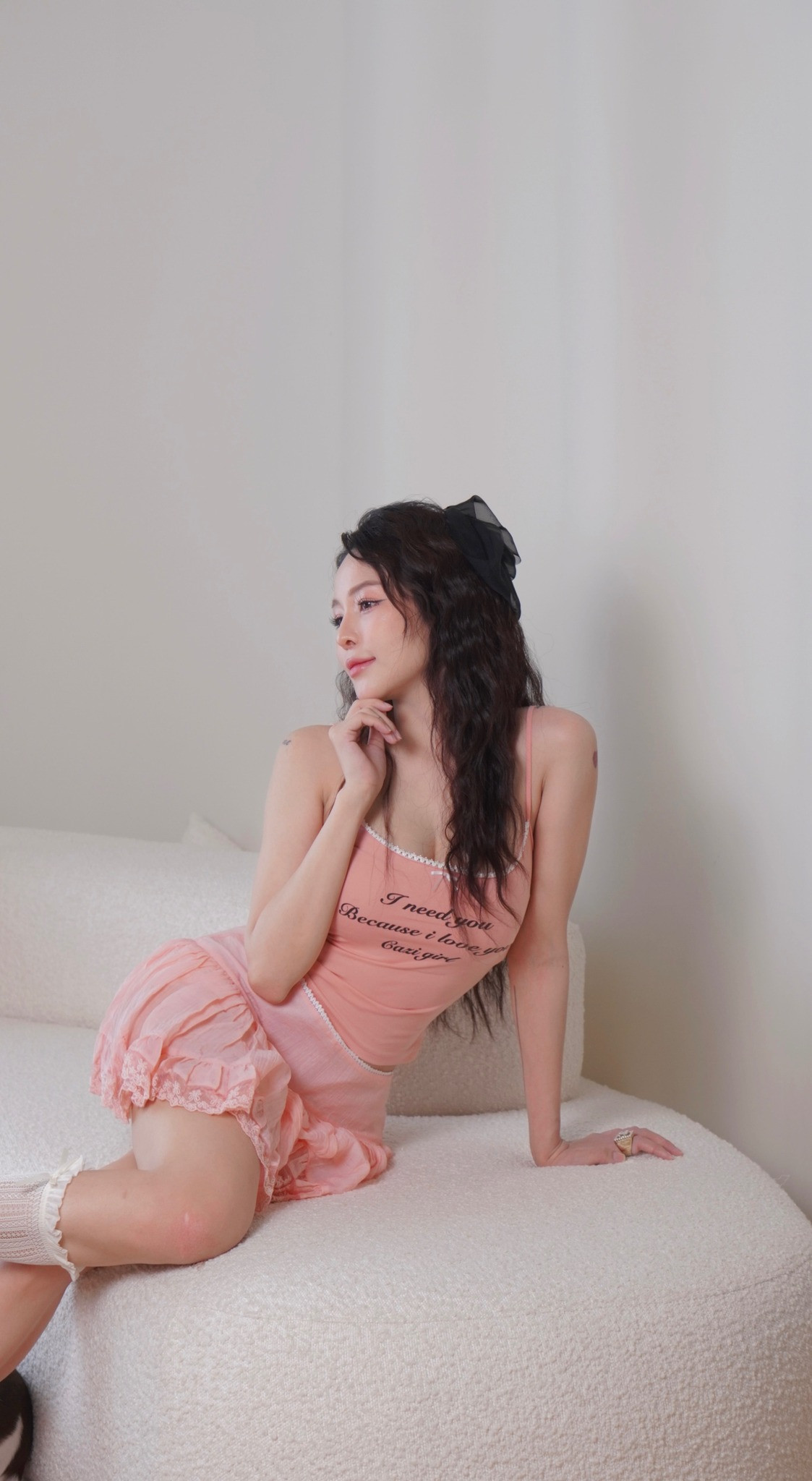 Trâm Anh phối thêm phụ kiện tất trắng ren, giày đế cao để tổng thể thêm phần bắt mắt hơn. Mỹ nhân 9X chọn layout makeup tông hồng nhẹ nhàng, kết hợp cùng mái tóc uốn xoăn buông lơi.