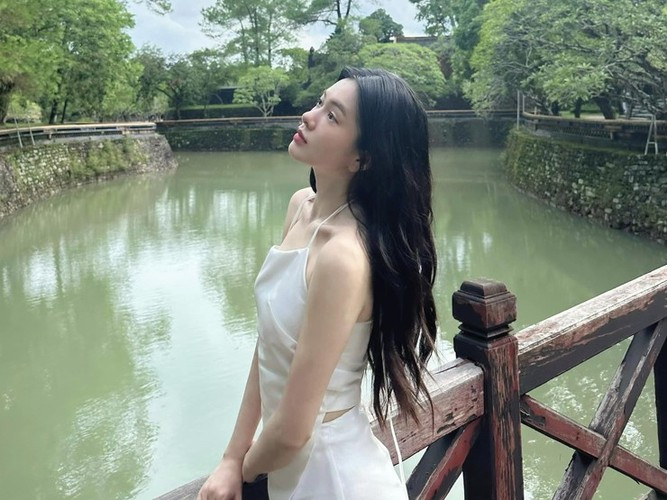 Yên Đan là cử nhân ngành Quan hệ quốc tế, Đại học Khoa học Xã hội và Nhân văn - Đại học quốc gia TPHCM. Trong thời gian là sinh viên, cô từng tham gia nhóm nghiên cứu khoa học ở trường.