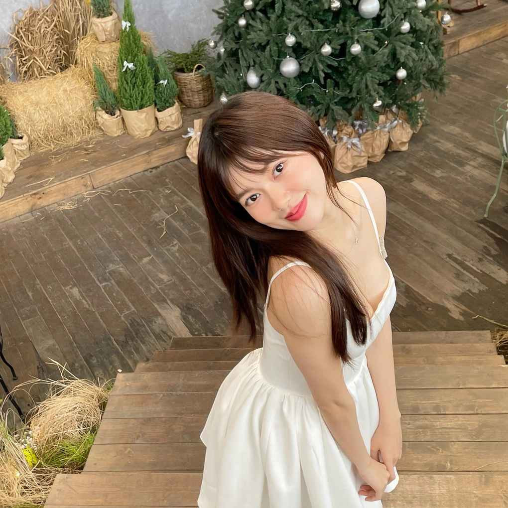 Nhờ gương mặt xinh xắn, làn da căng bóng cùng lối dẫn dắt vui vẻ, gần gũi với khán giả, Yên Đan thường thu hút khoảng 100.000-500.000 lượt xem cho mỗi video đăng lên.