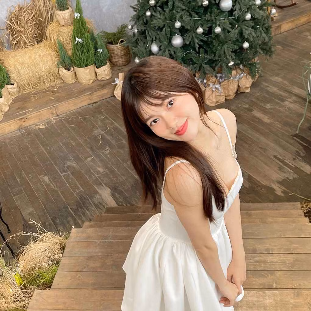 Nhờ gương mặt xinh xắn, làn da căng bóng cùng lối dẫn dắt vui vẻ, gần gũi với khán giả, Yên Đan thường thu hút khoảng 100.000-500.000 lượt xem cho mỗi video đăng lên.