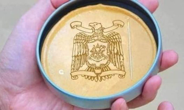 Trò chơi "tách kẹo" trong phim Squid Game yêu cầu người chơi phải tách miếng kẹo đường Dalgona sao cho ra đúng hình thù đã in sẵn.