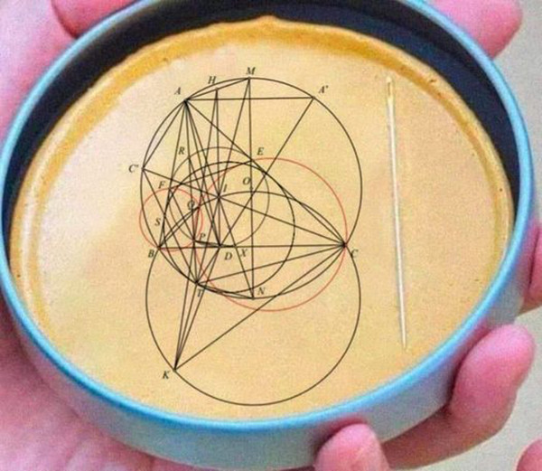 Trò chơi con mực được lấy cảm hứng từ một trò chơi ở Hàn Quốc là vào những năm 1980 ở Hàn Quốc, là một trò chơi giải trí phổ biến thường được chơi trên khoảng sân trống với những hình thù được vẽ trên đất.