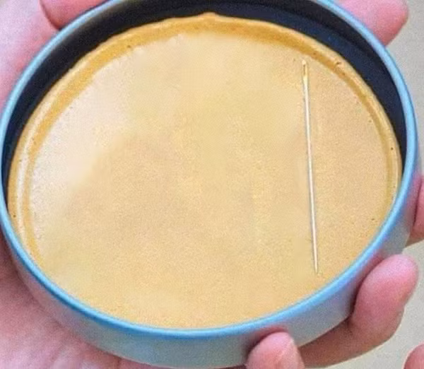 Dạo một vòng mạng xã hội, không khó để bắt gặp hình ảnh hộp kẹo với chiếc kim nhỏ cùng lời thách đố "các cao nhân sáng tạo cho game dễ hơn". Loạt fanpage đăng tải trend này và được dân tình hưởng ứng nồng nhiệt.