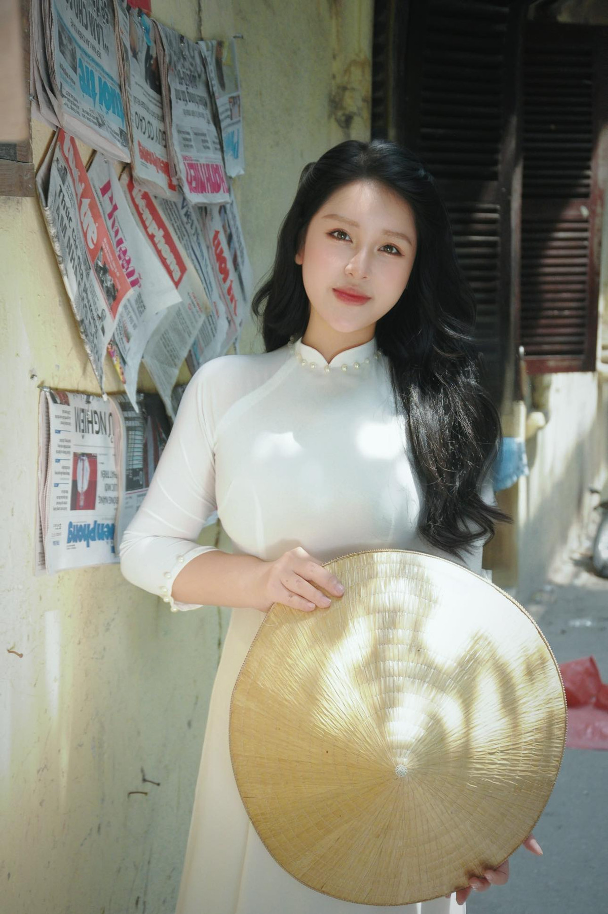 Nếu theo dõi cô nàng, dễ thấy trên trang cá nhân, cô giáo Thanh Nga thường xuyên chia sẻ những khoảnh khắc đời thường, từ công việc giảng dạy đến những chuyến đi du lịch, dạo phố. Cô lựa chọn phong cách thời trang phù hợp với từng hoàn cảnh nhất định.