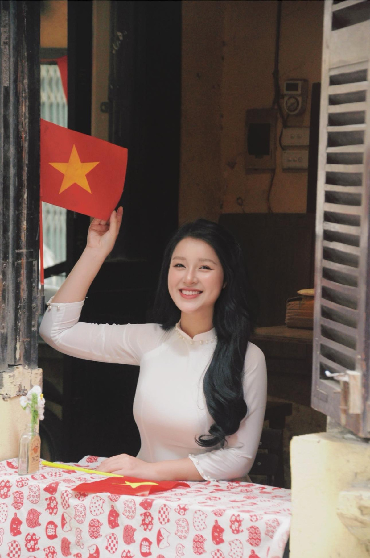 Cô giáo hot girl đã khắc họa trọn vẹn vẻ đẹp thanh lịch, nền nã của người phụ nữ Việt Nam trong tà áo dài truyền thống.