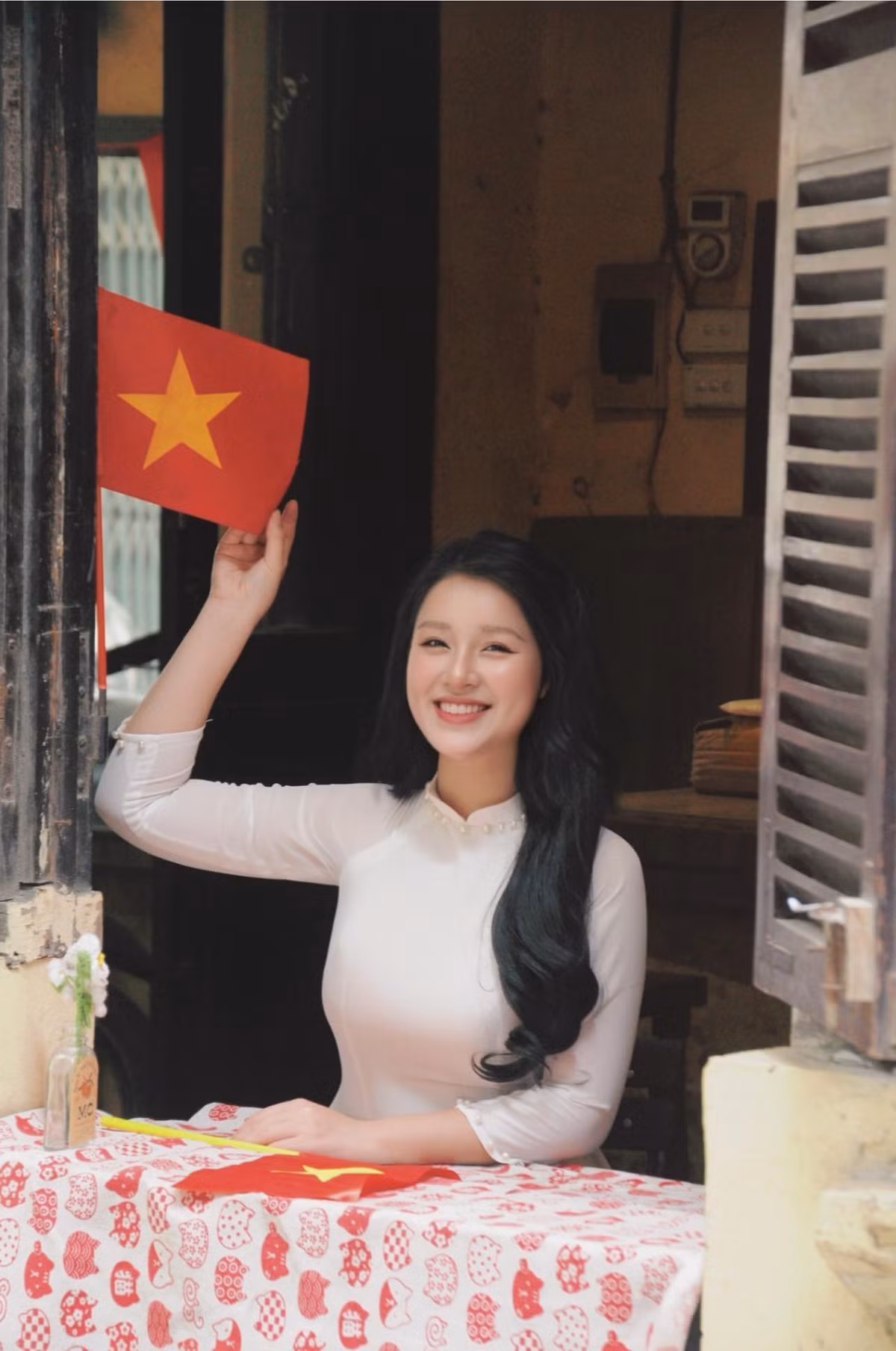 Cô giáo hot girl đã khắc họa trọn vẹn vẻ đẹp thanh lịch, nền nã của người phụ nữ Việt Nam trong tà áo dài truyền thống.