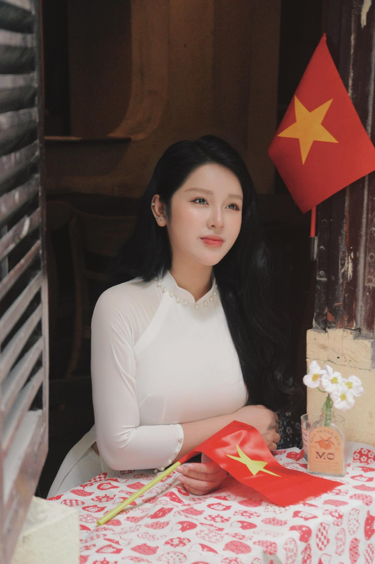 Chia sẻ những bức ảnh mặc áo dài trắng tinh khôi, đứng giữa không gian yên bình, cô giáo Vật lý gây bão khi dạy online là Trần Thanh Nga nổi bật với làn da trắng mịn, mái tóc dài óng ả và nụ cười tươi tắn.