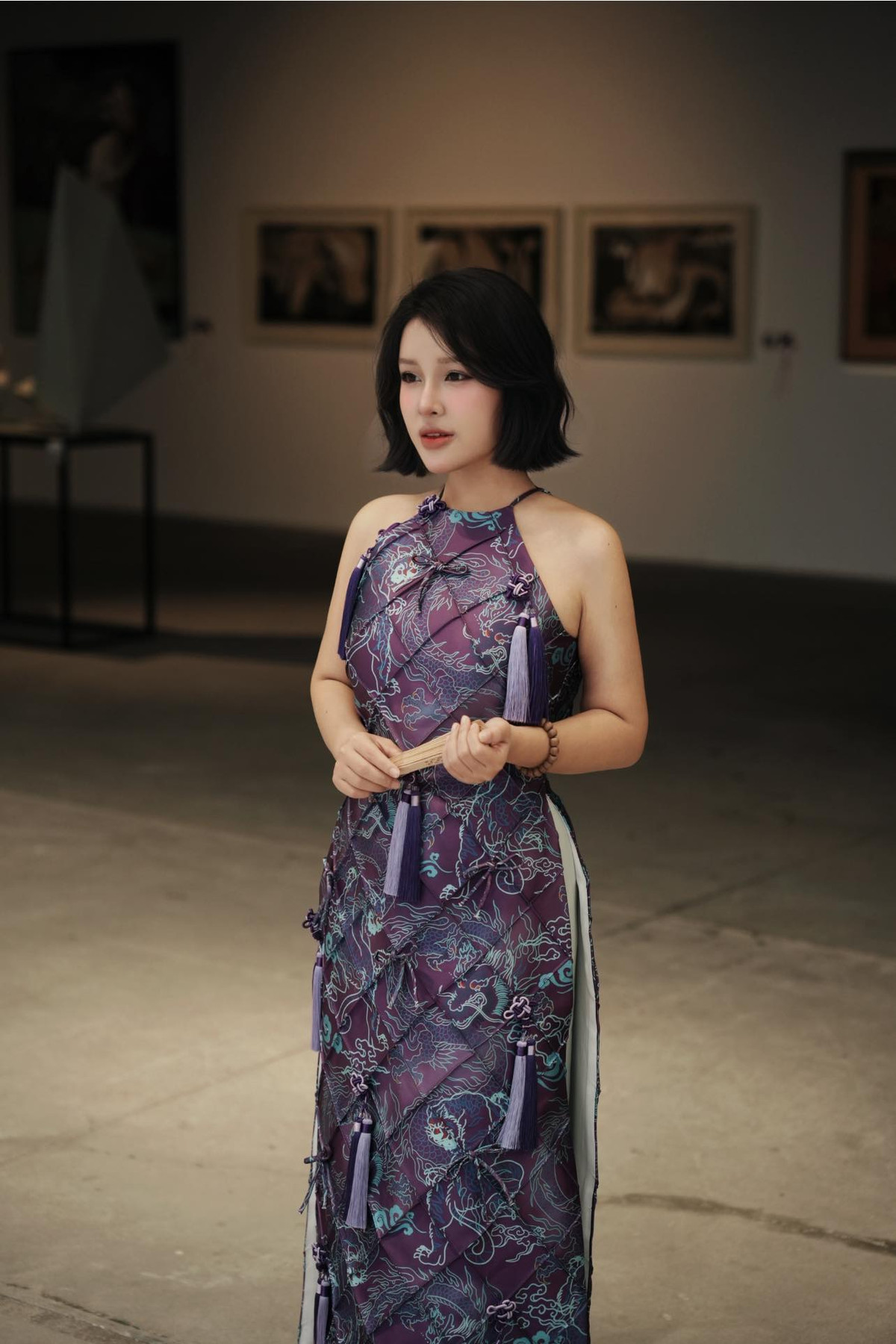 Khi đi dạy, Thanh Nga mặc đồ thanh lịch, kín đáo. Còn trong cuộc sống hàng ngày, cô thích những bộ trang phục trẻ trung, thoải mái.