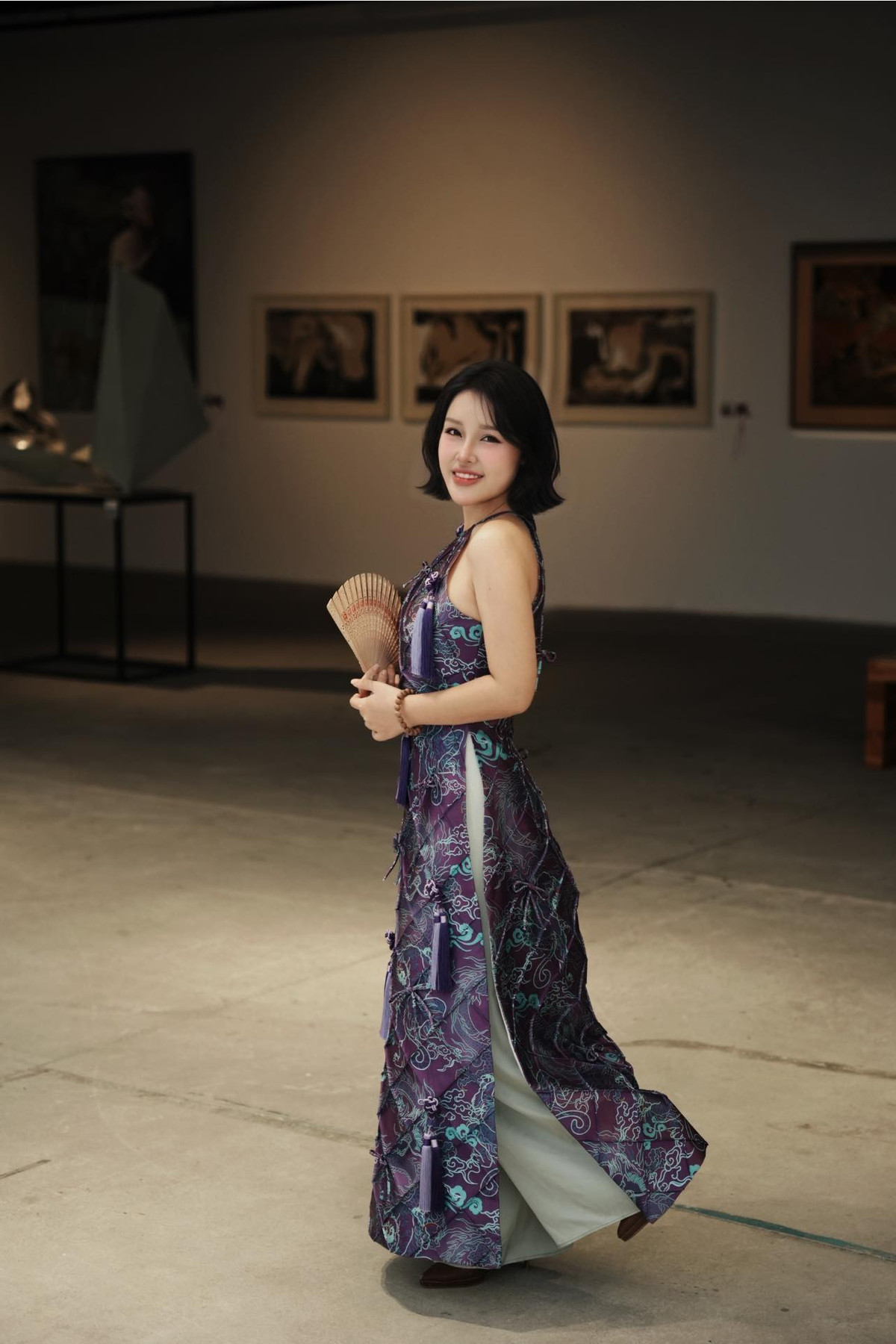 Cô giáo Trần Thanh Nga không chỉ là người truyền đạt kiến thức mà còn là hình mẫu lý tưởng về vẻ đẹp trí thức, sự duyên dáng và tâm huyết với nghề.