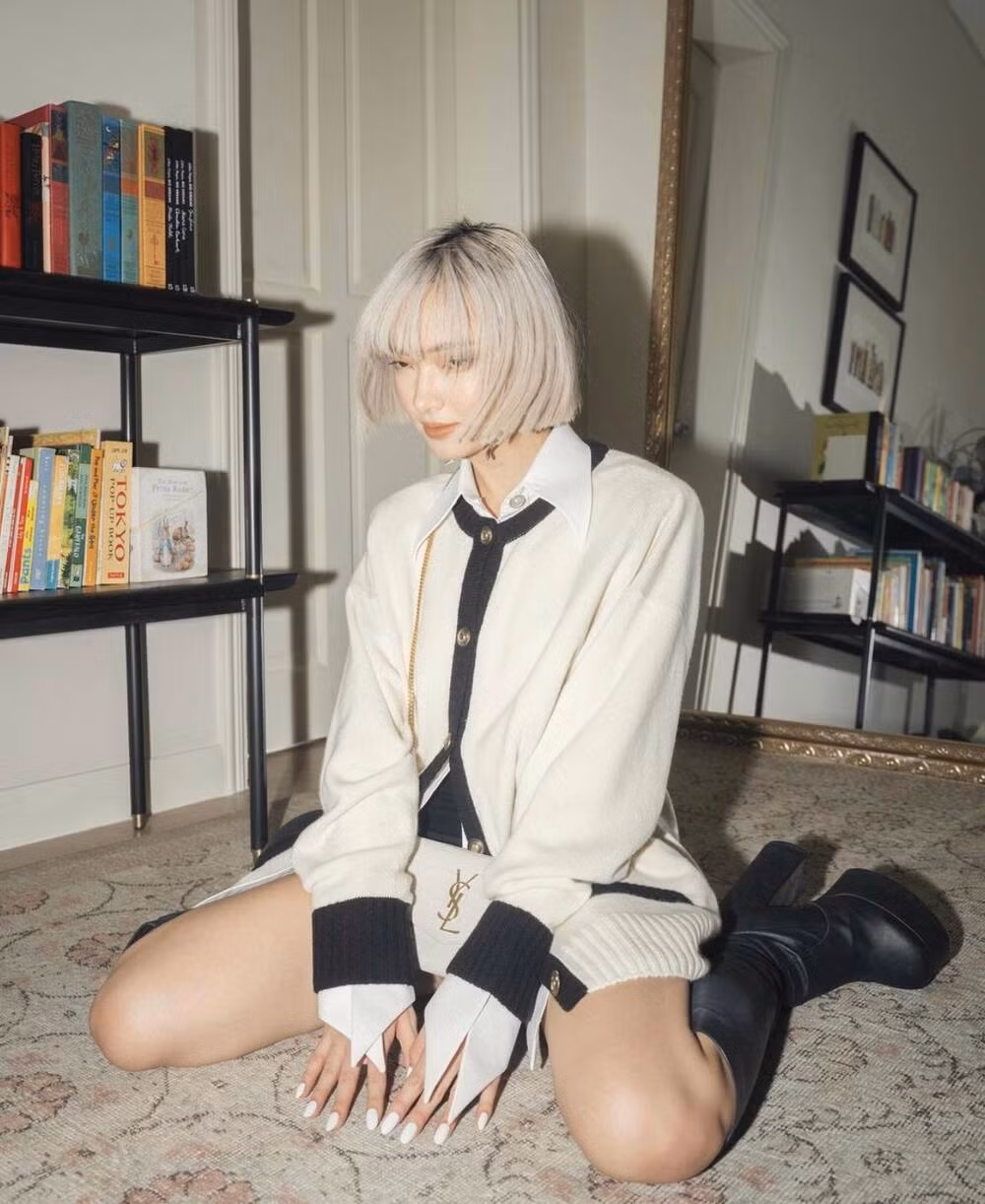  Châu Bùi là một trong những hotgirl có thể "cân" nhiều bộ cánh từ hàng hiệu xa xỉ cho đến những bộ đồ streetwear hầm hố. Cô nàng cũng nằm trong danh sách những người đẹp có đường cong nóng bỏng bậc nhất giới thời trang.