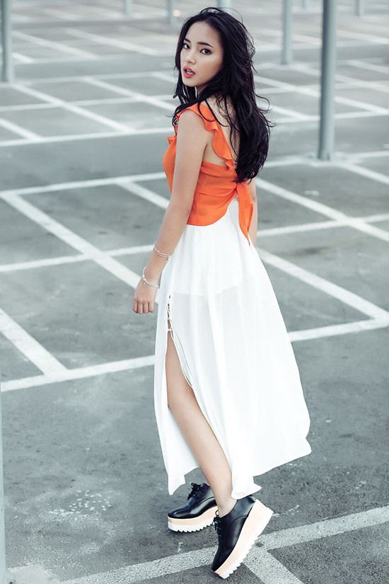 Châu Bùi nổi lên với làn da nâu chắc khoẻ, gương mặt góc cạnh cân mọi bộ sưu tập thời trang.