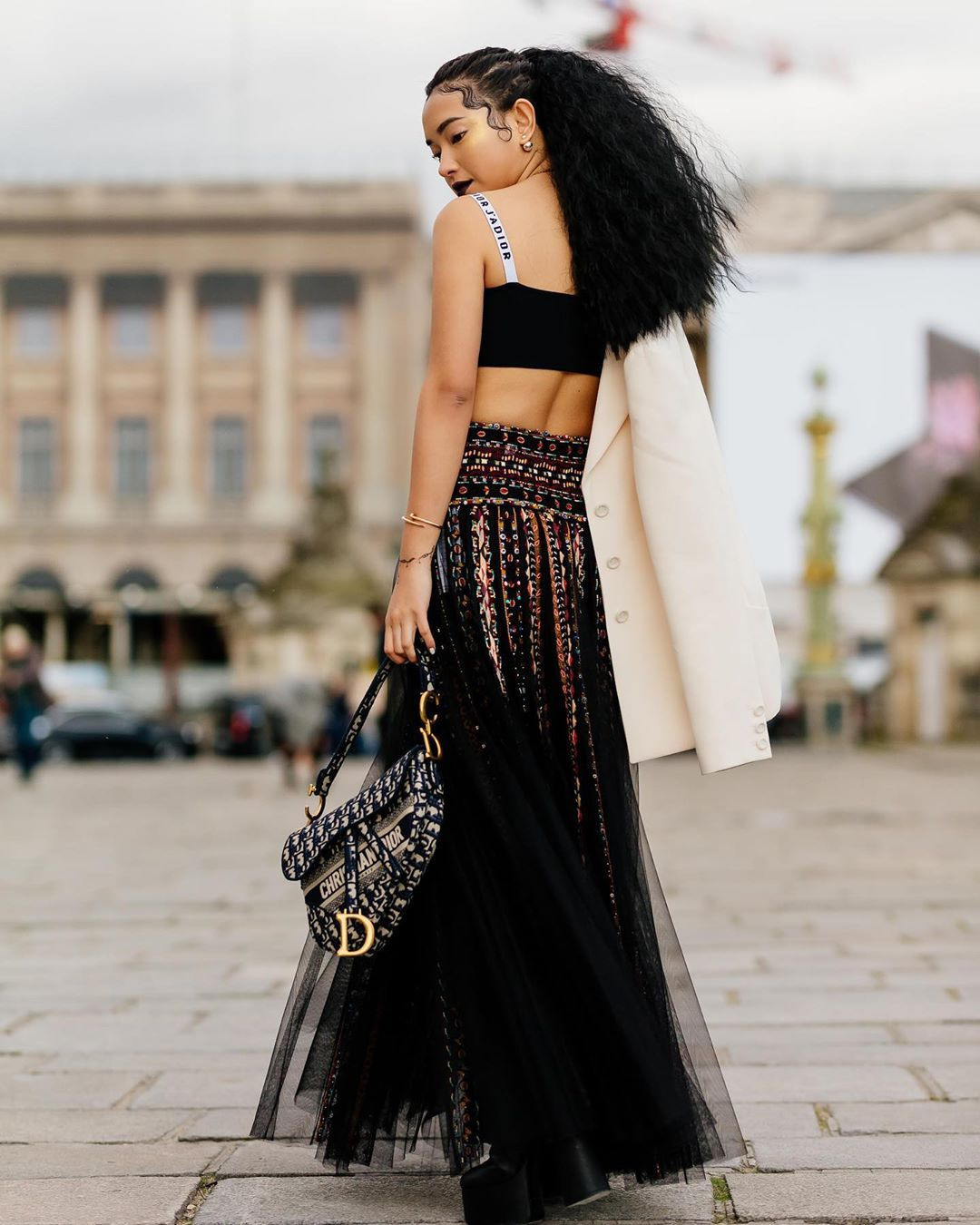 Tuy chiều cao không lý tưởng nhưng Châu Bùi khiến ai cũng phải ngước nhìn.