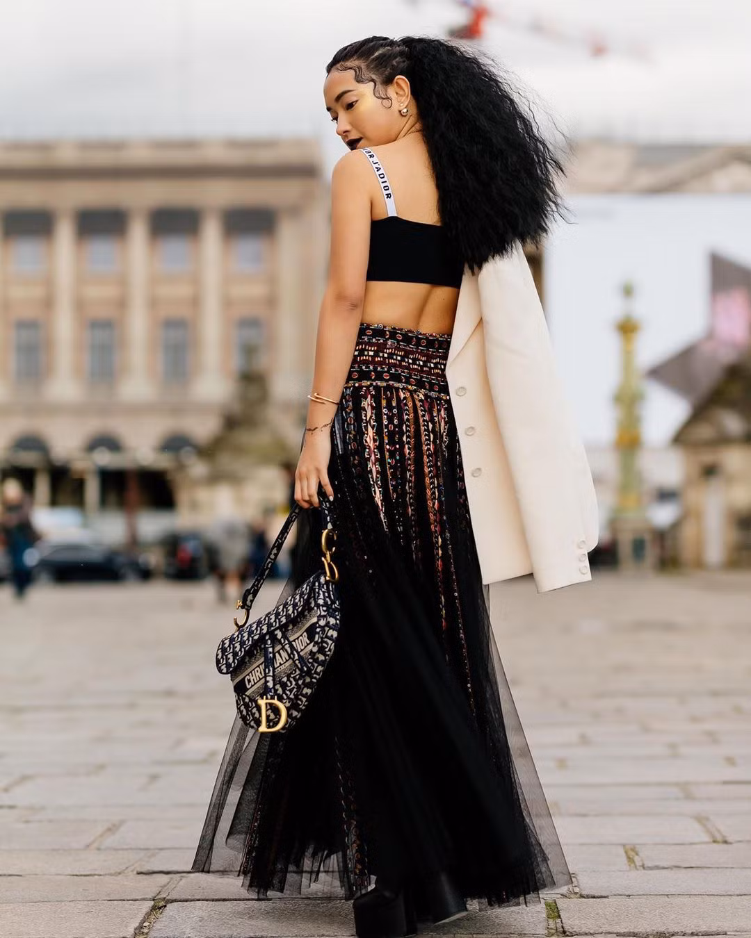 Tuy chiều cao không lý tưởng nhưng Châu Bùi khiến ai cũng phải ngước nhìn.