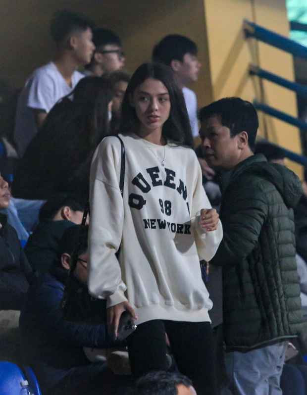 Dianka trang điểm nhẹ nhàng những vẫn tươi tắn bởi nàng WAG sở hữu làn da trắng mịn, gương mặt thu hút