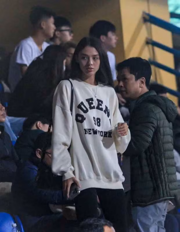 Dianka trang điểm nhẹ nhàng những vẫn tươi tắn bởi nàng WAG sở hữu làn da trắng mịn, gương mặt thu hút