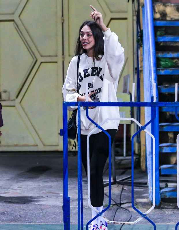 Dù ăn mặc khá đơn giản nhưng cô nàng vẫn khiến tất cả phải chú ý bởi nhan sắc xinh đẹp.