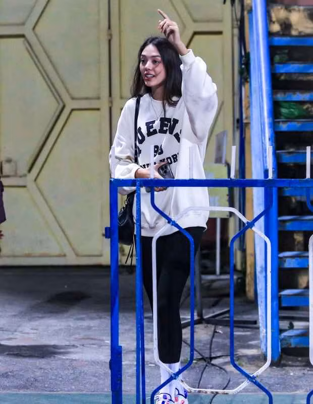 Dù ăn mặc khá đơn giản nhưng cô nàng vẫn khiến tất cả phải chú ý bởi nhan sắc xinh đẹp.