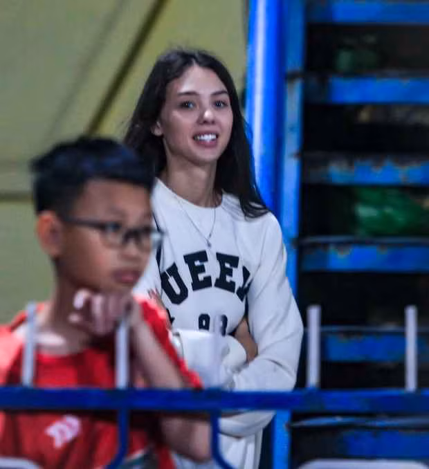 Dù hiệp 2 của trận đấu mới xuất hiện nhưng Dianka thoải mái cười tươi khi gặp gỡ mọi người.