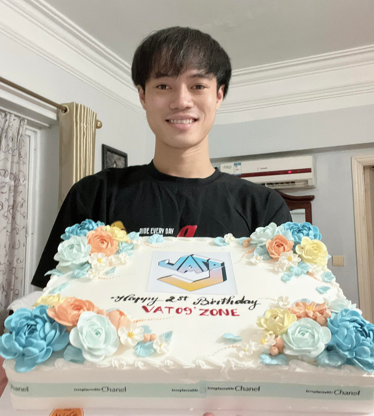 Trong số các mối quan hệ của mình, Văn Toàn thường được netizen “đẩy thuyền” với nữ ca sĩ Hòa Minzy. Mỗi lần xuất hiện chung, cả hai đều thu hút lượng thả tim rần rần. Dẫu vậy, cặp đôi khẳng định chỉ là những bạn thân thiết, vui vẻ của nhau.