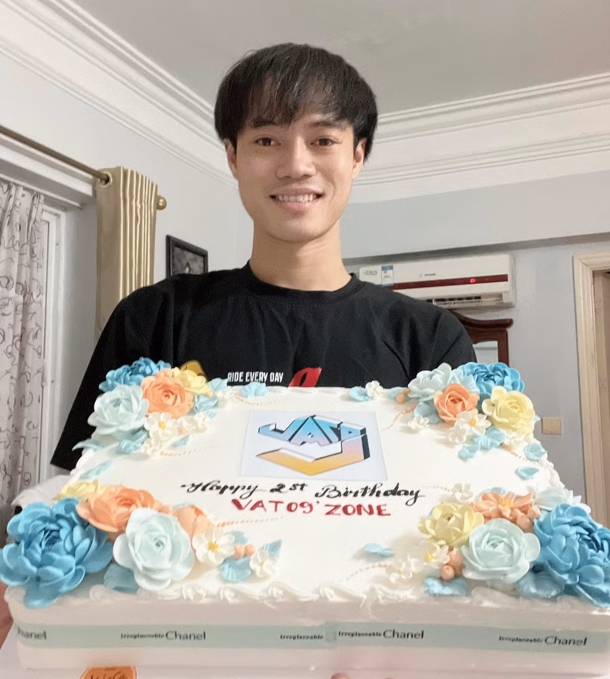 Trong số các mối quan hệ của mình, Văn Toàn thường được netizen “đẩy thuyền” với nữ ca sĩ Hòa Minzy. Mỗi lần xuất hiện chung, cả hai đều thu hút lượng thả tim rần rần. Dẫu vậy, cặp đôi khẳng định chỉ là những bạn thân thiết, vui vẻ của nhau.