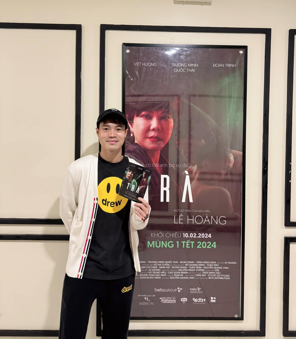 Tuy nhiên, không những không dìm được em gái mà Văn Toàn còn bị netizen chất vấn về chuyện tình duyên. Bởi cũng một thời gian khá lâu anh chàng chưa từng công khai hẹn hò hay nhắc đến chuyện tình cảm. Do đó khi thấy anh chàng check-in trước chùa, nhiều người cho rằng nam cầu thủ đang đi “cầu duyên”.