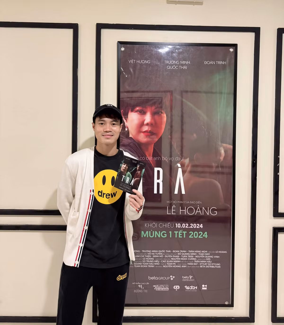 Tuy nhiên, không những không dìm được em gái mà Văn Toàn còn bị netizen chất vấn về chuyện tình duyên. Bởi cũng một thời gian khá lâu anh chàng chưa từng công khai hẹn hò hay nhắc đến chuyện tình cảm. Do đó khi thấy anh chàng check-in trước chùa, nhiều người cho rằng nam cầu thủ đang đi “cầu duyên”.