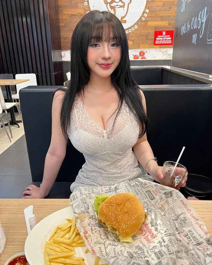 Thay vì mặc tạp dề nội trợ, cô nàng lại diện những bộ trang phục bỏng mắt, cực kỳ quyến rũ và táo bạo, khiến cả triệu anh em game thủ không thể rời mắt.