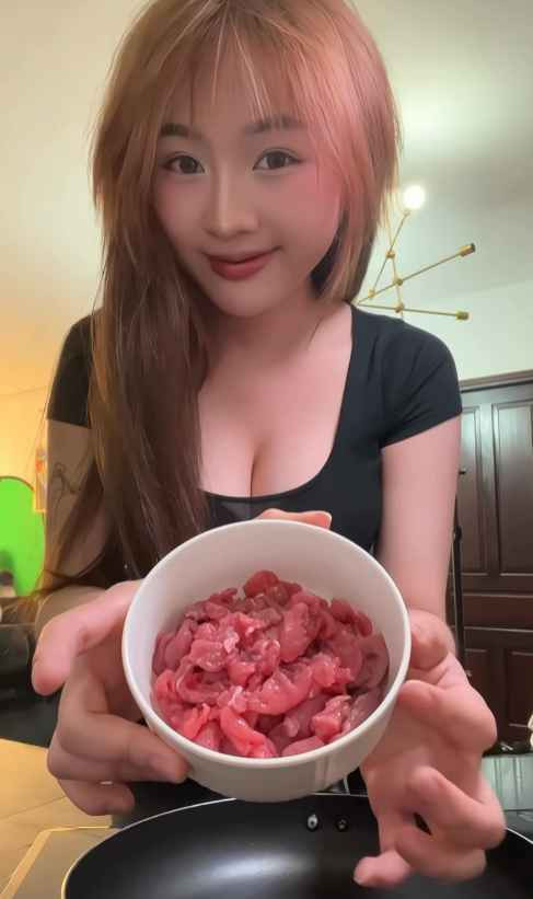 Dù vậy, thứ khiến người xem để ý những clip của nữ TikToker trên, bên cạnh những món ăn ngon lại chính là ngoại hình có phần nóng bỏng của người đầu bếp thú vị này.