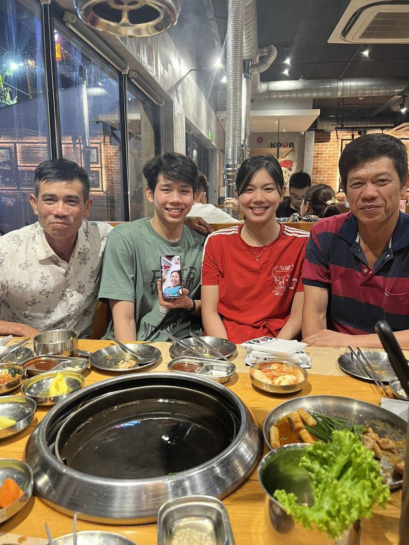 Dân tình cho rằng, giải nghệ xong, không còn áp lực thi đấu, Ánh Viên dường như có nhiều thời gian dành cho bản thân và đã biết cách làm đẹp. Từ chị em cho tới các anh chàng đều khen "tiểu tiên cá" xinh nức nở.