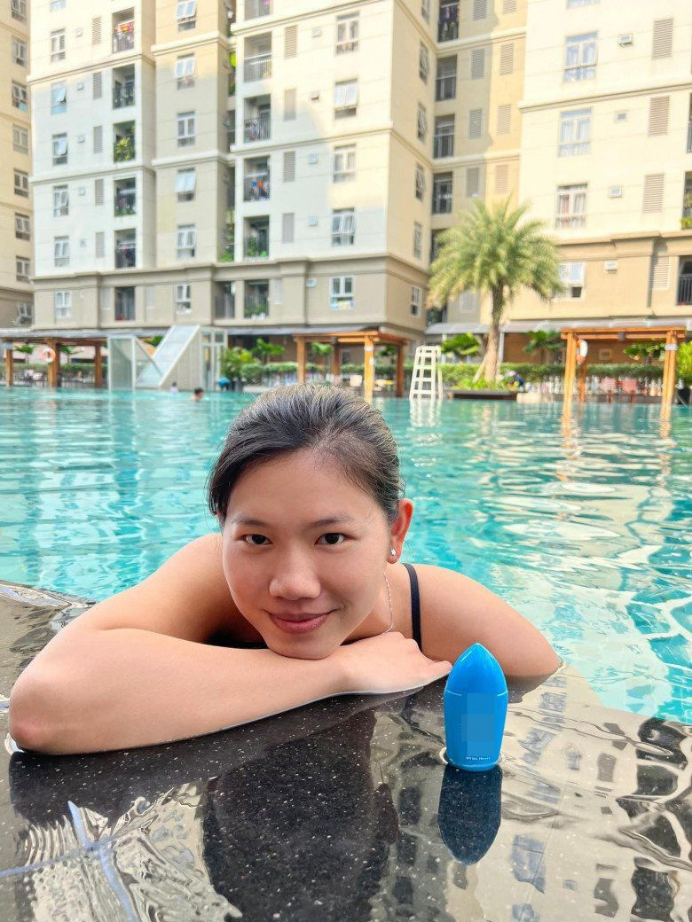 Có thể thấy, Ánh Viên mộc mạc năm nào nay đã hóa “nàng tiên cá” bơi lội với đôi môi tô son hồng chúm chím, mái tóc thắt bím, tóc mái cắt bay buông xõa trước mặt.